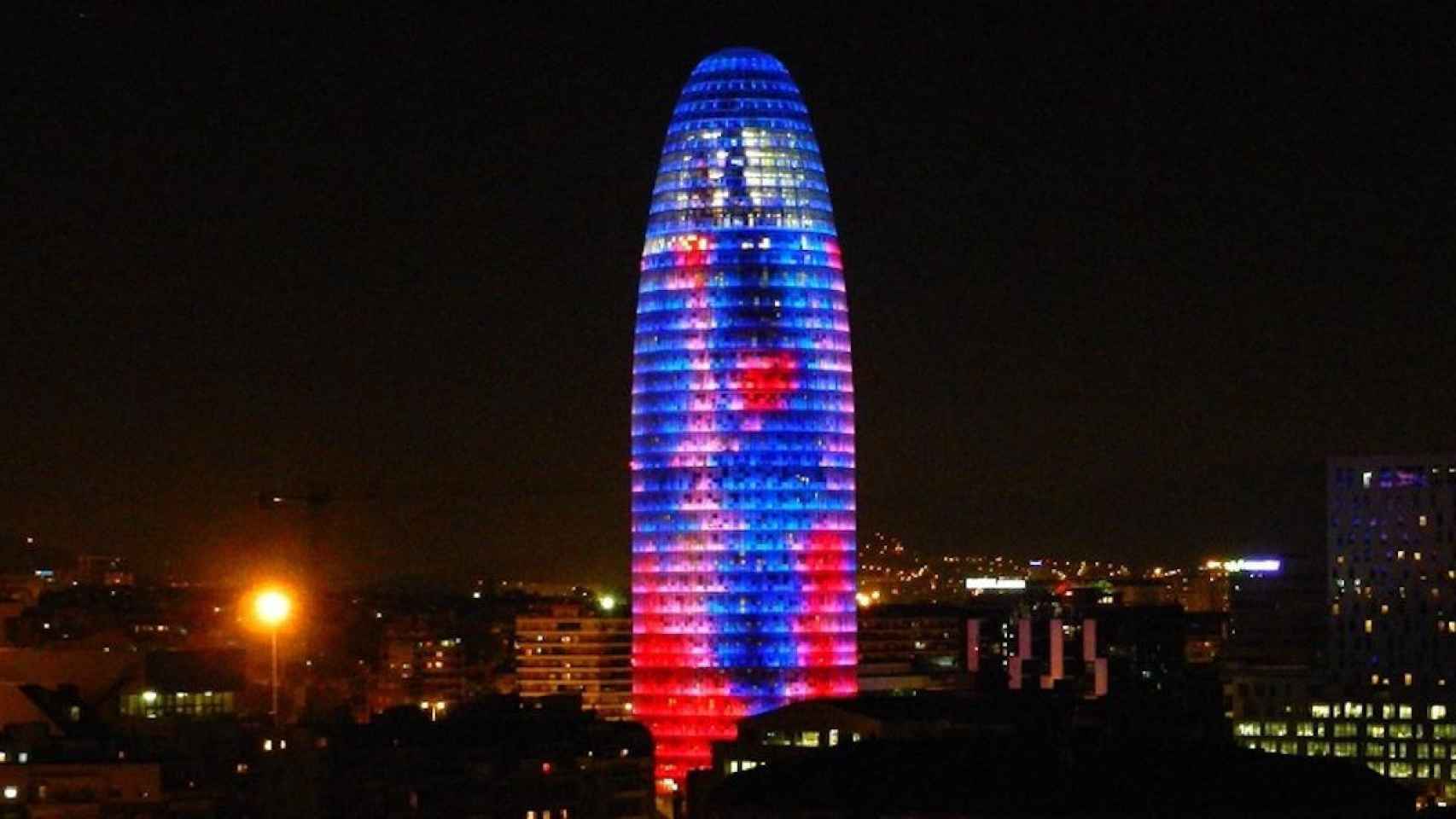 La Torre Glòries de Barcelona se sumará desde este martes al homenaje a los profesionales sanitarios / ARCHIVO