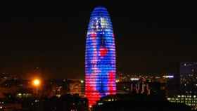 La Torre Glòries de Barcelona se sumará desde este martes al homenaje a los profesionales sanitarios / ARCHIVO