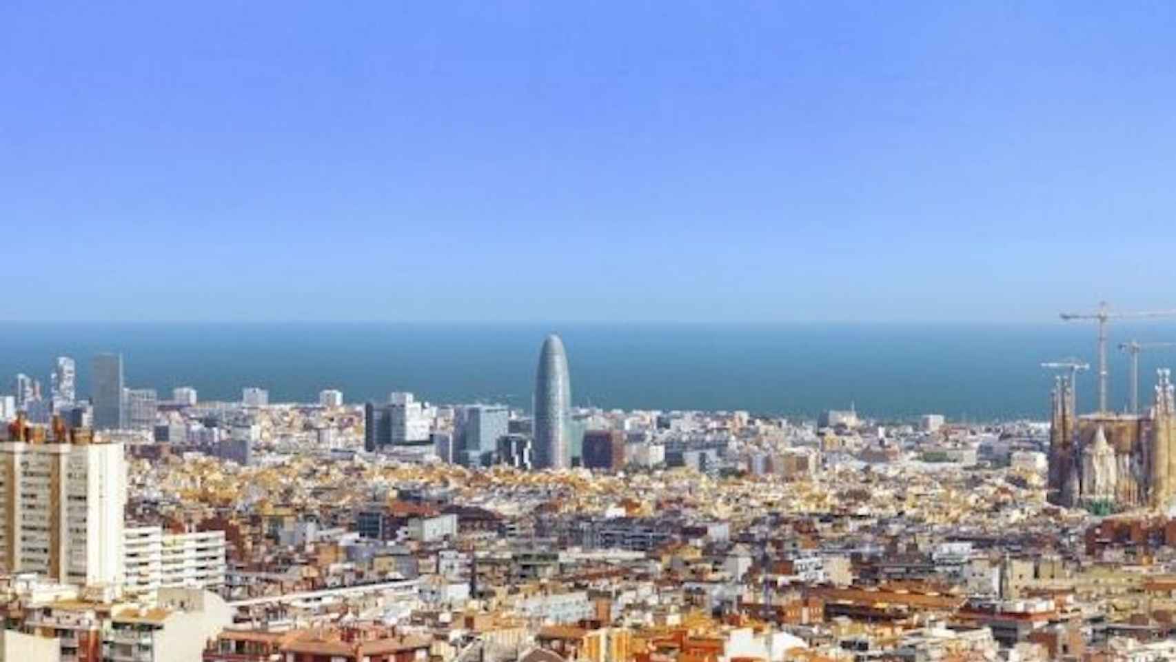 Barcelona con el cielo despejado en una imagen de archivo / EFE