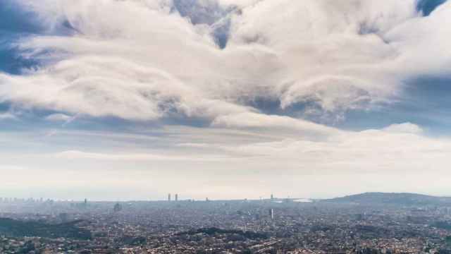 Cielo plagado de nubes en la parte alta de Barcelona / ALFONS PUERTAS