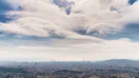 Cielo plagado de nubes en la parte alta de Barcelona / ALFONS PUERTAS