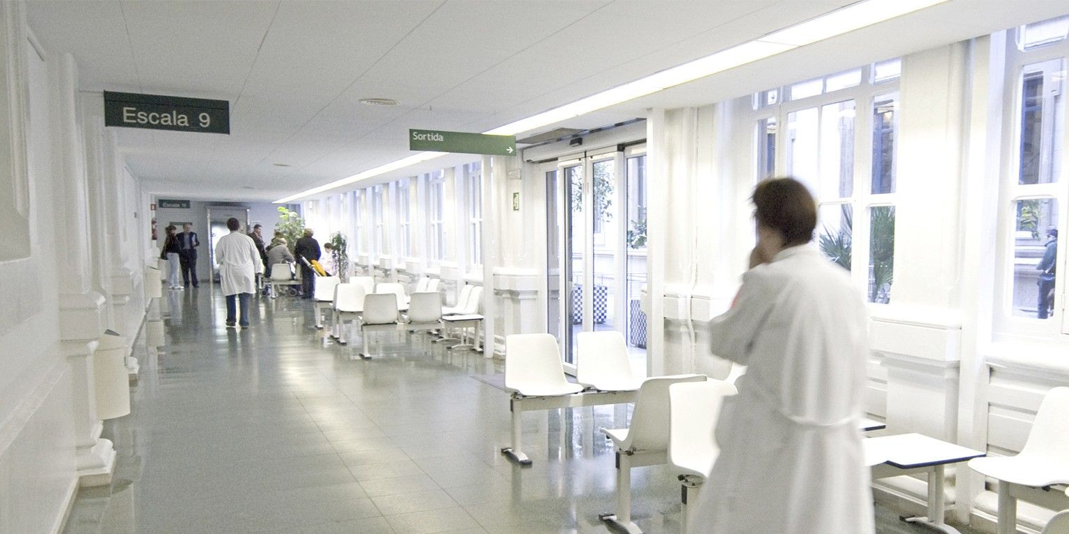 Interior del Hospital Clínic de Barcelona, referente en la lucha contra el coronavirus, con varios médicos / ARCHIVO
