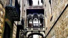 Pont del Bisbe del barrio Gòtic, uno de los lugares que describen los escritores con los que recorrer Barcelona sin salir de casa durante la cuarentena