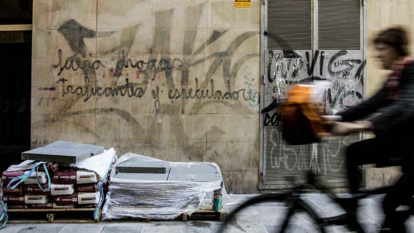 Pintada en la calle Reina Amalia en contra de las drogas y los narcopisos / Hugo Fernández