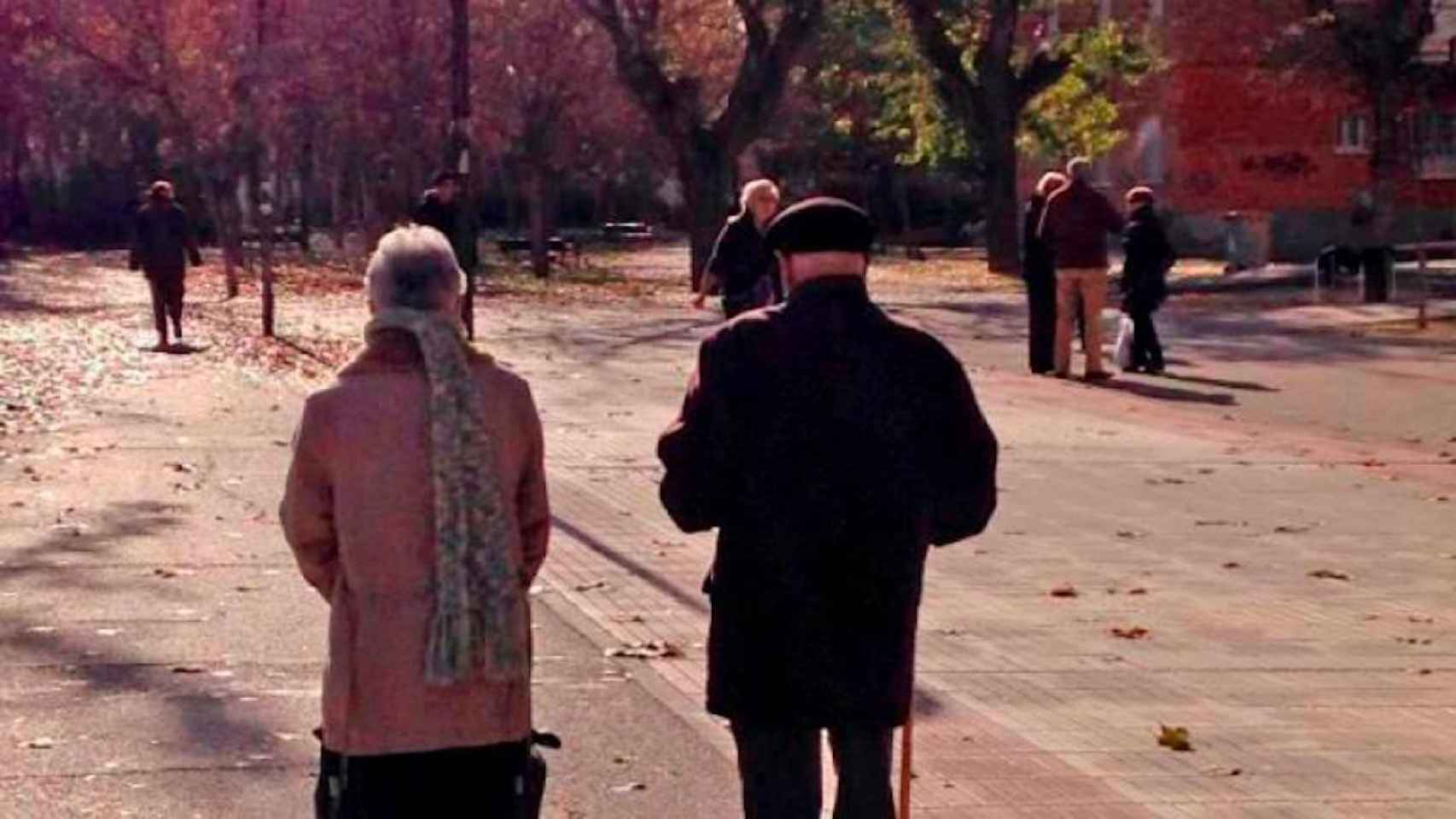 Dos ancianos paseando en una imagen de archivo / EFE