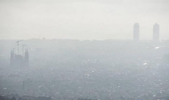 Vista panorámica de Barcelona con una nube de polución