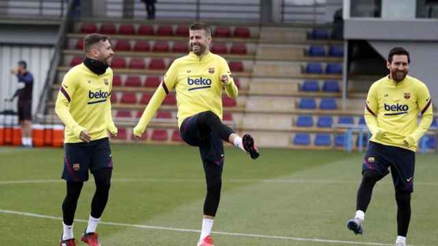 Jordi Alba, Gerard Piqué y Leo Messi, en un entrenamiento del Barça / EUROPA PRESS