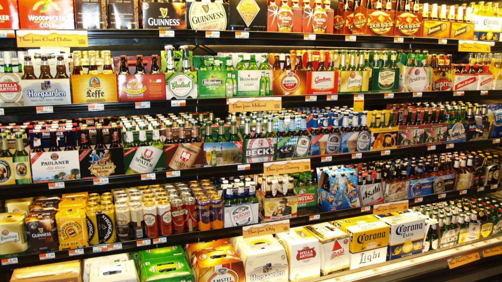 Imagen de archivo de un conjunto de cervezas expuestas para la su venta en un supermercado