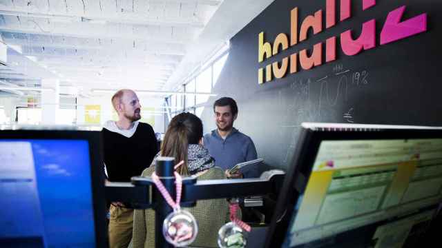 Tres trabajadores de la energética Holaluz charlan en la sede de la empresa / ARCHIVO