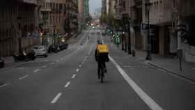 Un trabajador de Glovo en bicicleta por una calle de Barcelona / EUROPA PRESS