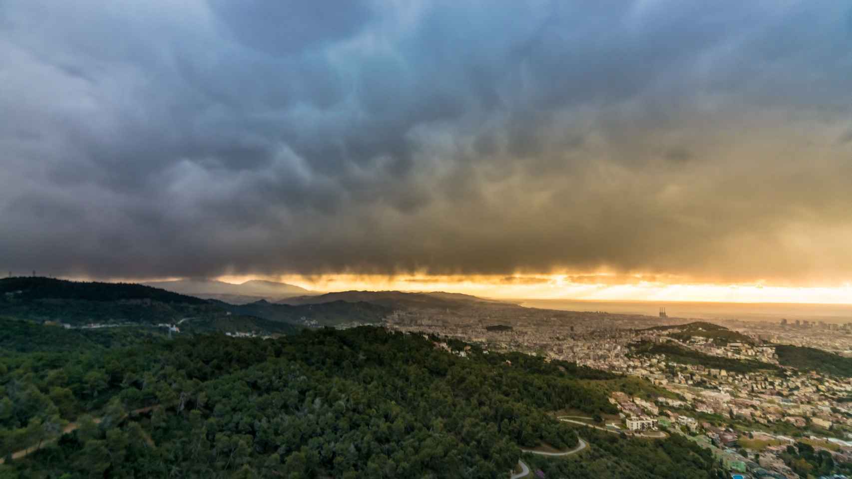 Panorámica de Barcelona con el cielo plagado de nubes / ALFONS PUERTAS (alfons_pc)