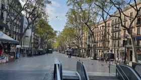 Rambla de Barcelona vacía, en una imagen de este jueves por la mañana / GUILLEM ANDRES