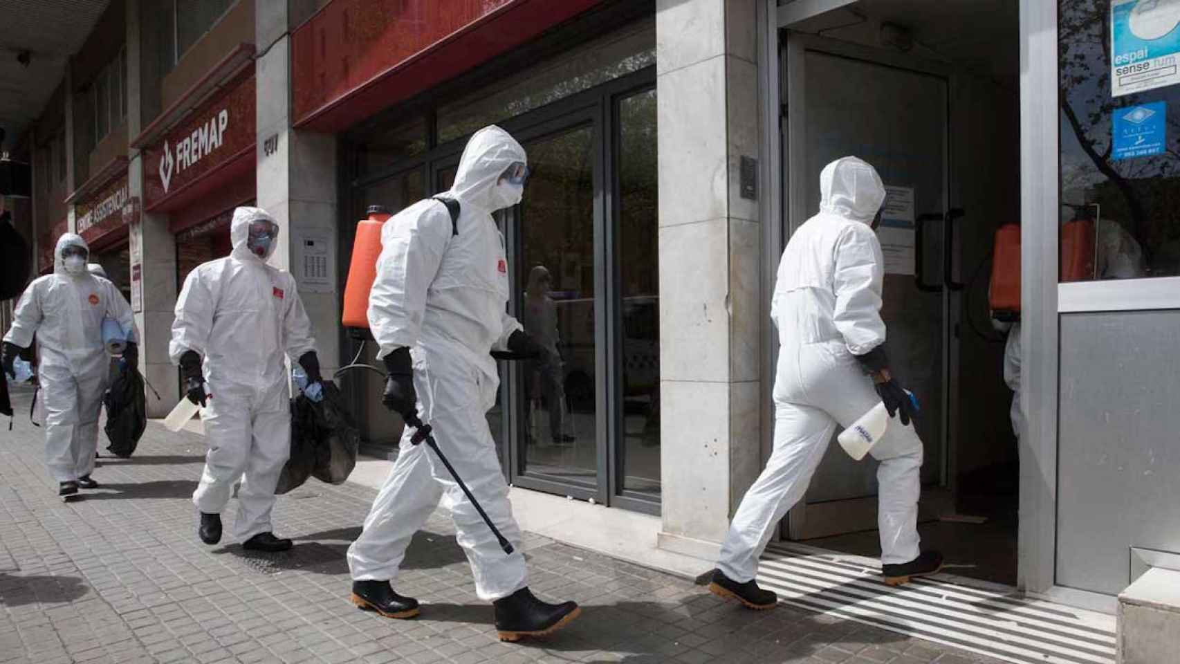 El Ejército desinfecta una residencia de ancianos en Barcelona / EFE