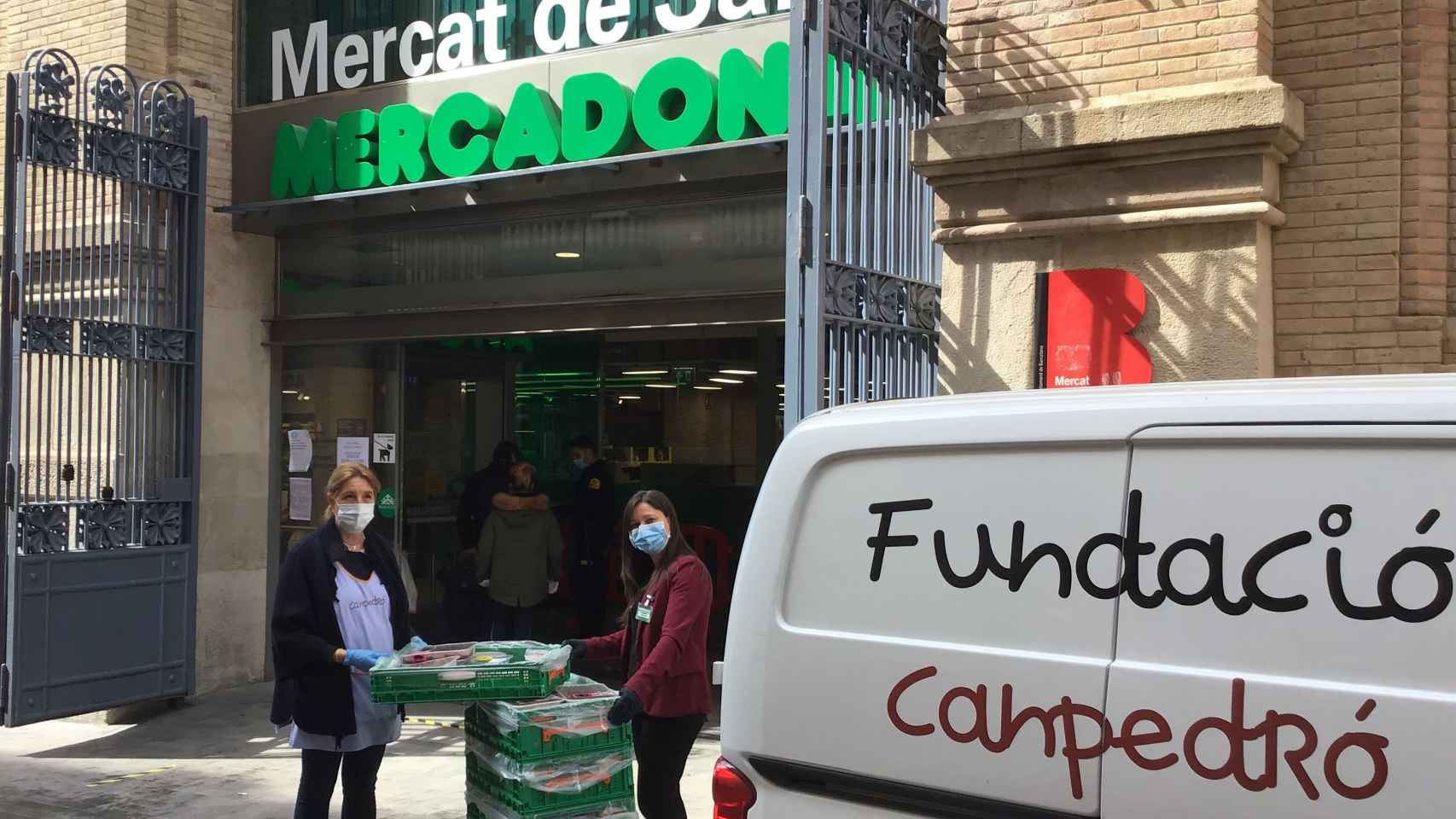 Voluntarios de la Fundació Canpedró repartiendo alimentos de Mercadona