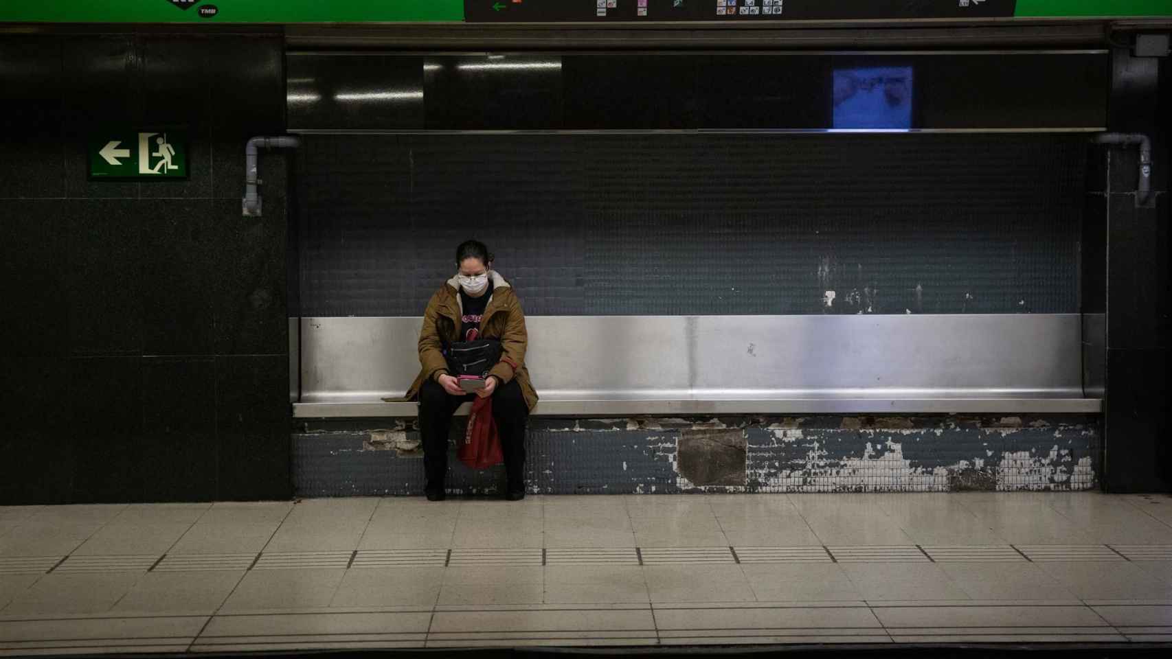 Mujer con mascarilla en el metro de Barcelona / EUROPA PRESS