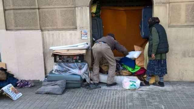 Dos personas sintecho en la plaza de Urquinaona, hace unos meses / MA