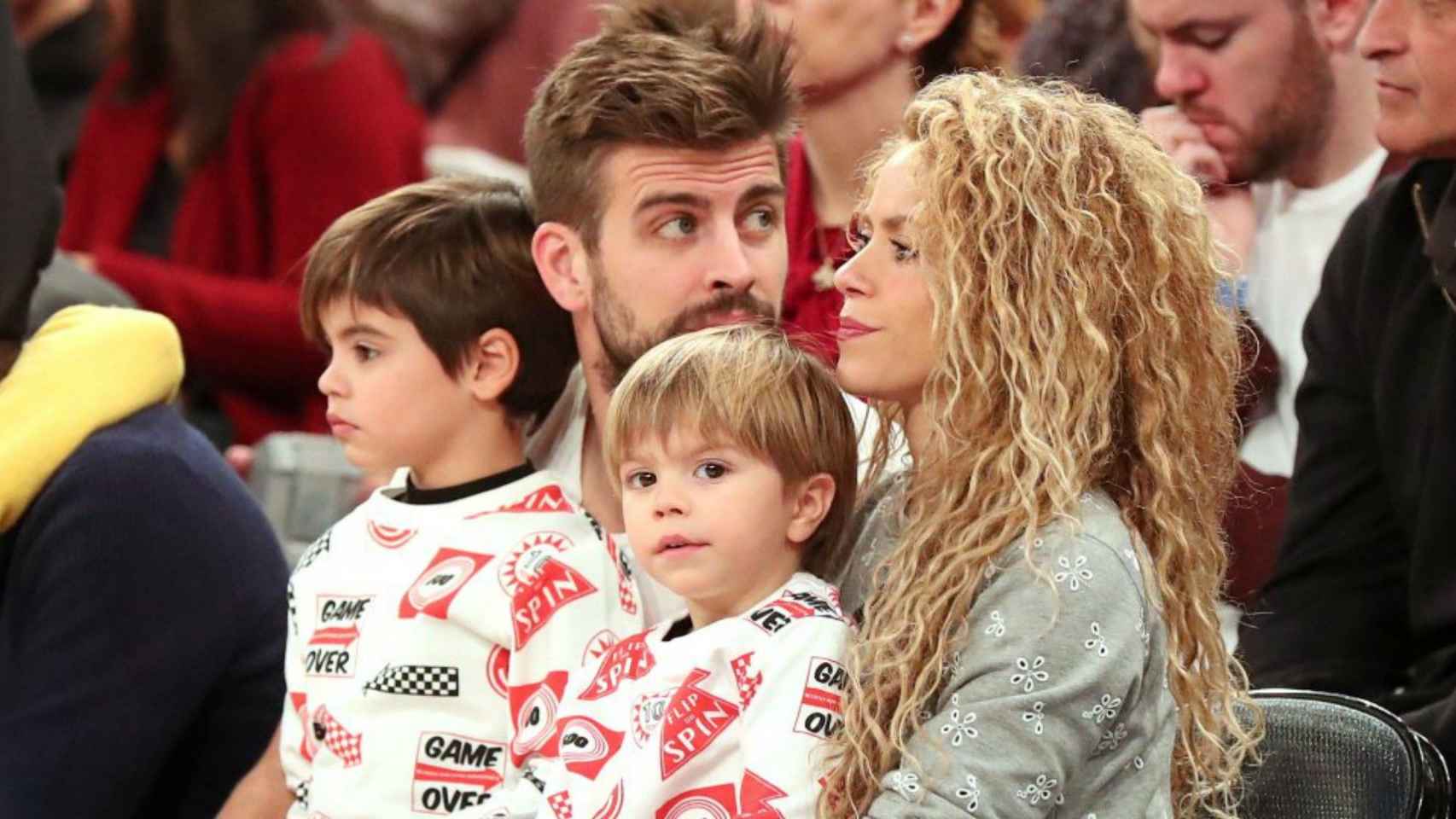 La cantante Shakira junto a Gerard Piqué y sus dos hijos, Sasha y Milan