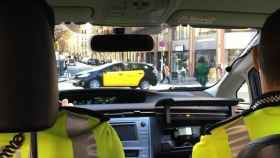 Agentes de la Guardia Urbana en Barcelona, cuerpo de policía que según una barcelonesa multó por ir a comprar / ARCHIVO