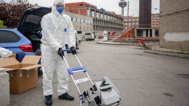 Un técnico protegido con un traje, guantes y mascarilla, tras el anuncio del desarrollo de respiradores en el Clínic, Can Ruti y la UB / EUROPA PRESS