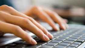 Una persona trabaja ante un teclado de ordenador / AYUNTAMIENTO DE BARCELONA