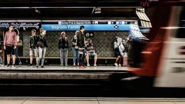 Un metro en la estación de Sagrada Família  de Barcelona / ARCHIVO