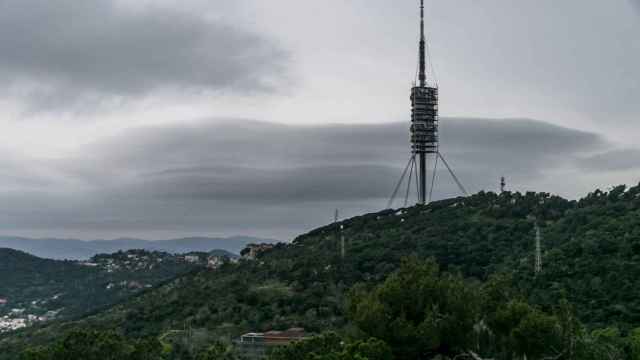 Cielo nublado y en tonos grises en la parte alta de Barcelona / ALFONS PUERTAS (alfons_pc)