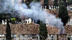 Una columna de humo sale del crematorio de Montjuïc / EFE