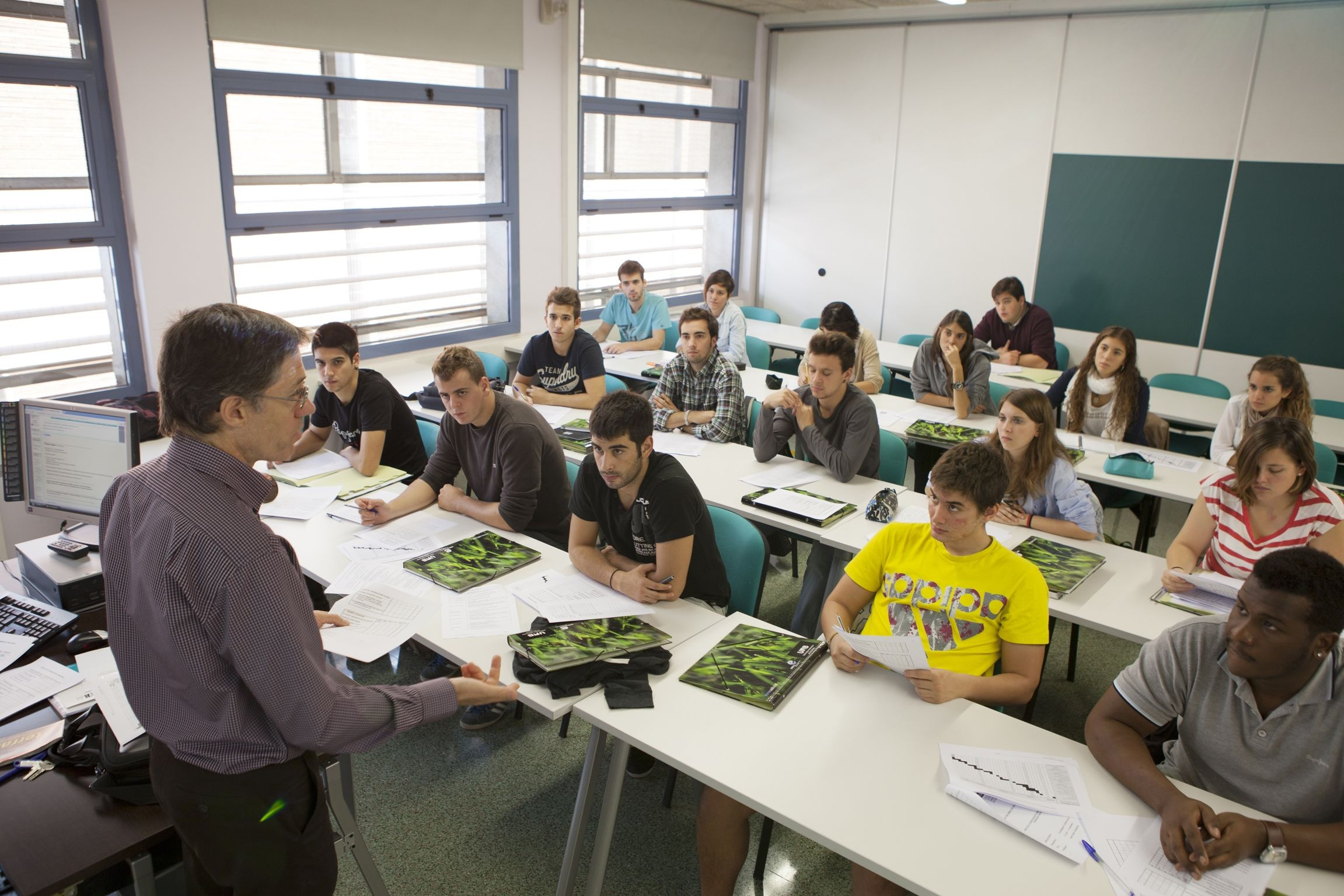 Un profesor en la UAB dando clases a los estudiantes / UAB