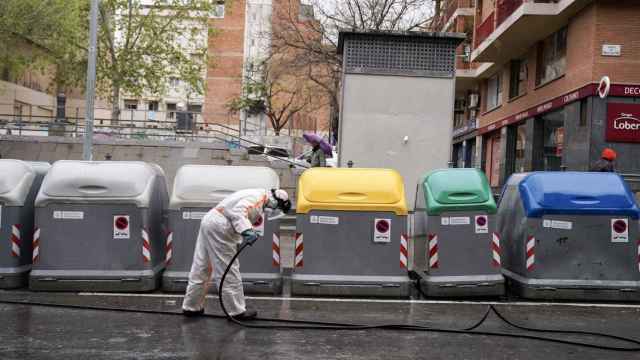 Un técnico limpia y desinfecta un conjunto de contenedores durante el plan de choque / AJ. DE BCN