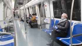 Convoy del metro de Barcelona prácticamente vacío durante la crisis del coronavirus / EFE