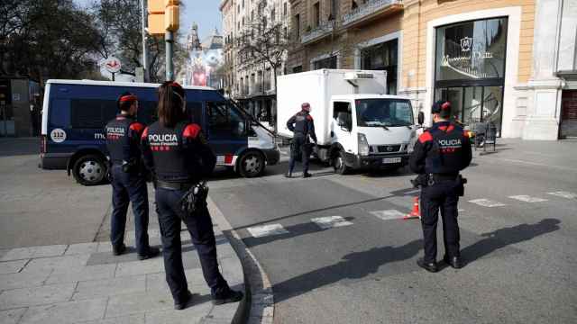 Los Mossos d'Esquadra realizan un control de vehículos