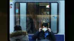 Varios usuarios con mascarilla en el metro de Barcelona / EFE