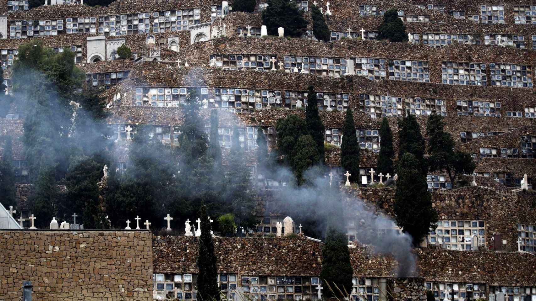 Una columna de humo sale del crematorio del Cementerio de Montjuïc, donde se acumulan esperas de 10 días para las incineraciones / EFE