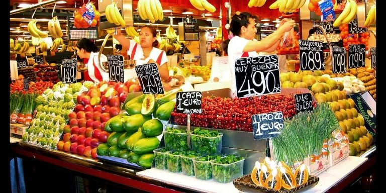 Una parada de fruta en el mercado de la Boquería