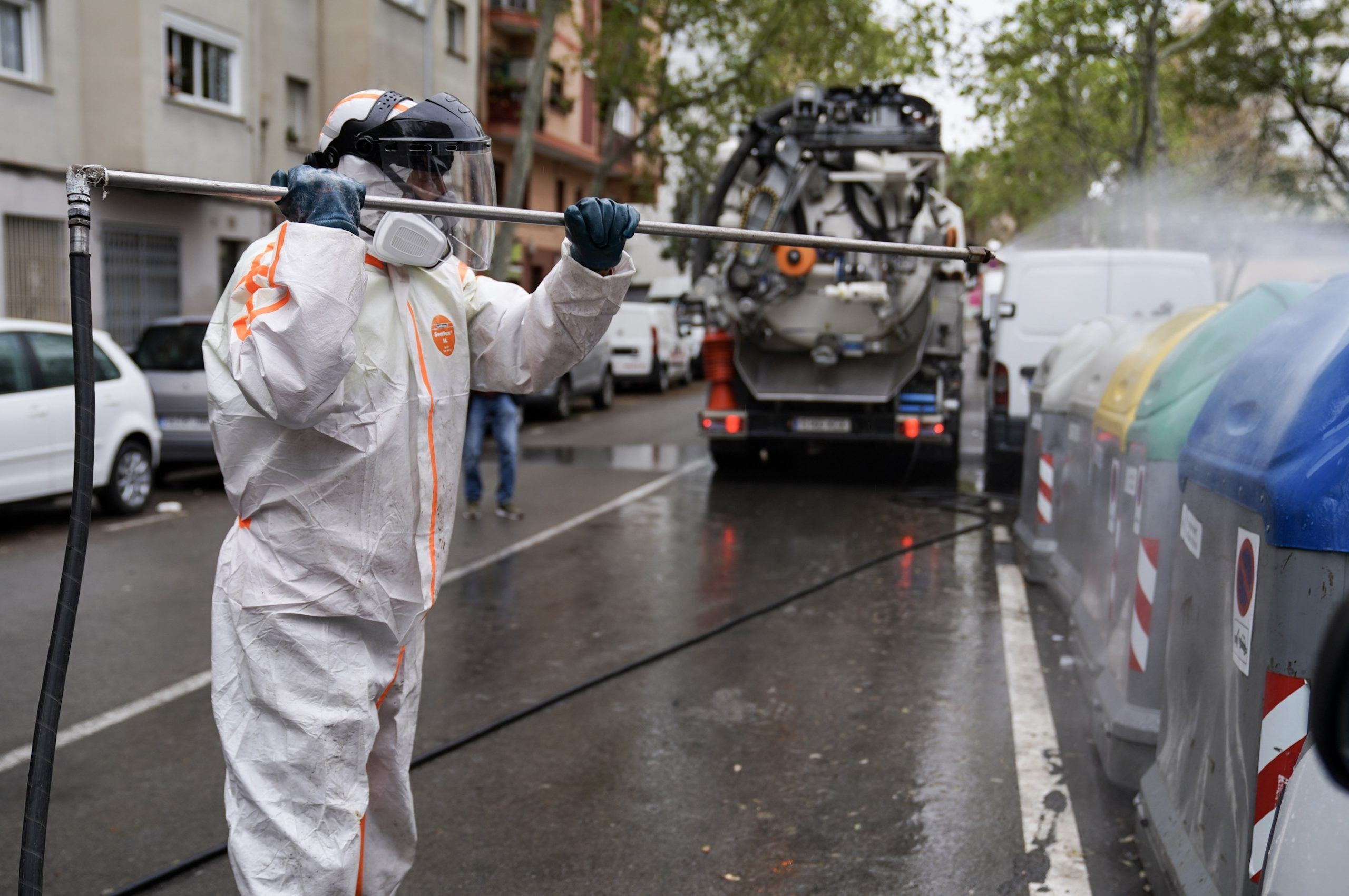 Un operario municipal de la limpieza desinfecta contenedores durante la pandemia / AYUNTAMIENTO DE BARCELONA