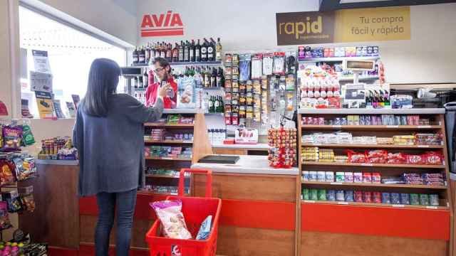 Un supermercado dentro de una gasolinera