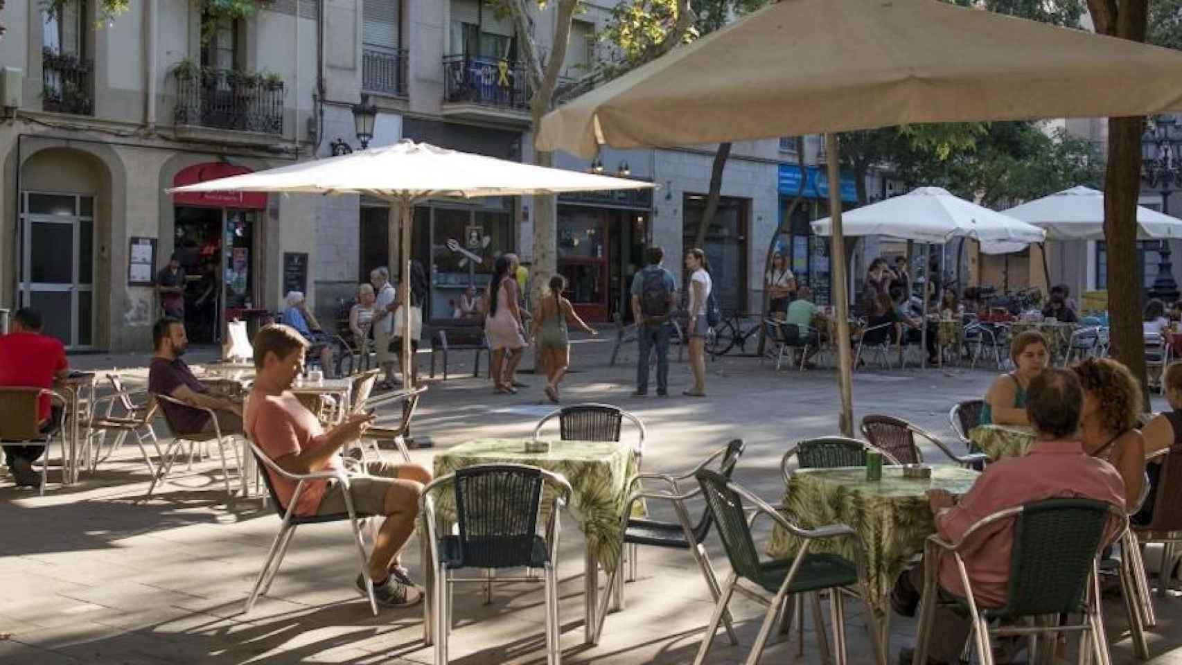 Una terraza en la plaza de Osca de Barcelona / HUGO FERNÁNDEZ