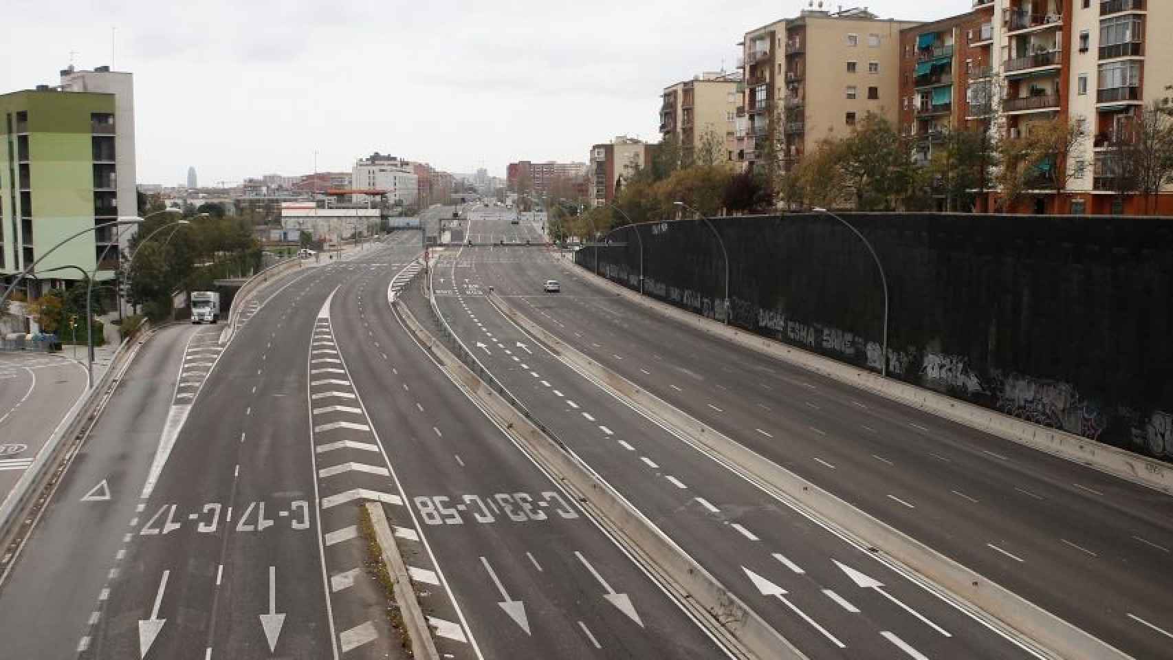 La avenida Meridiana de Barcelona totalmente vacía a causa de la caída del tráfico en Barcelona y el área metropolitana por la crisis del coronavirus / EFE