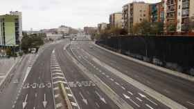 La avenida Meridiana de Barcelona totalmente vacía a causa de la caída del tráfico en Barcelona y el área metropolitana por la crisis del coronavirus / EFE
