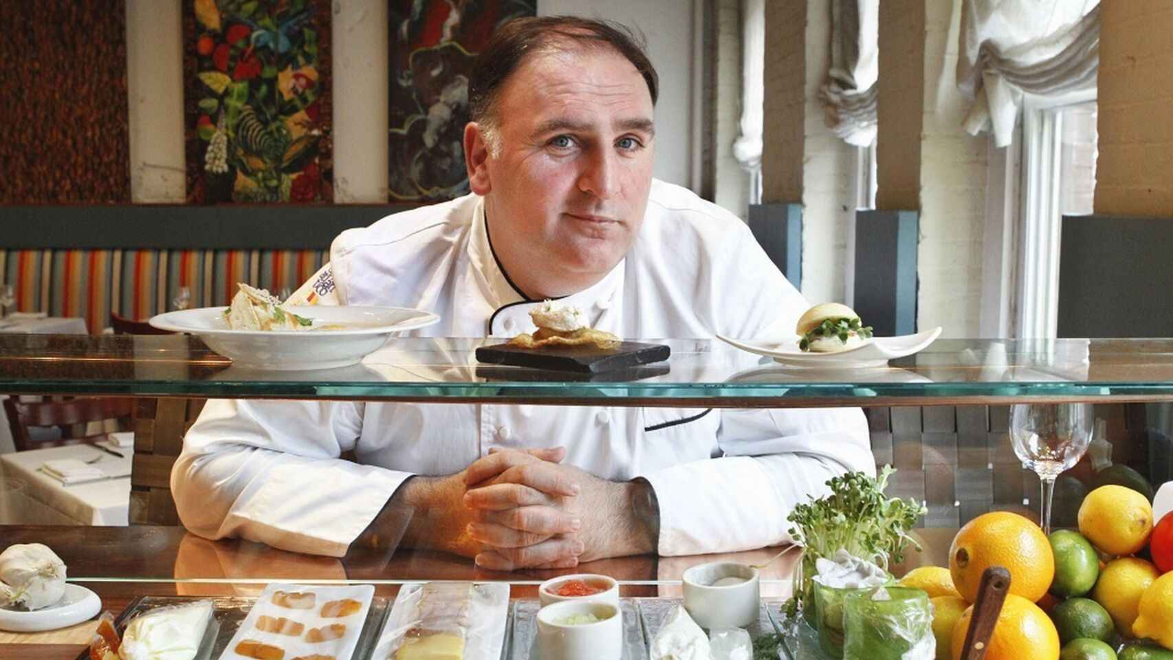 El chef José Andres, que repartirá 500 comidas al día en Barcelona, en su restaurante / EFE