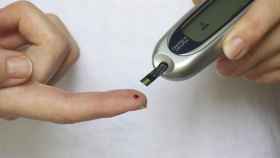 Una persona con diabetes se mide la glucosa / PIXABAY