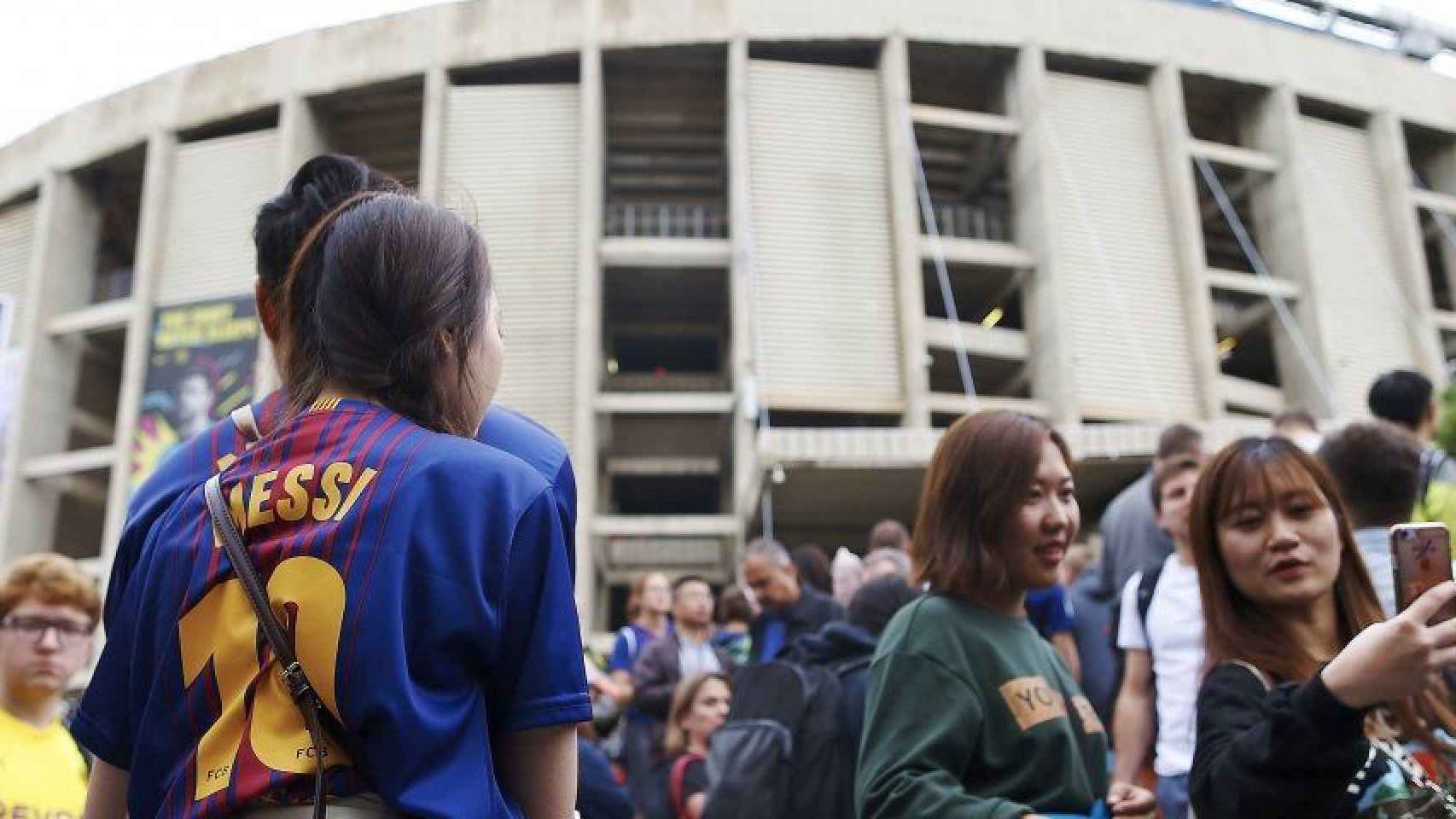 Aficionados en los aledaños del Camp Nou / EFE