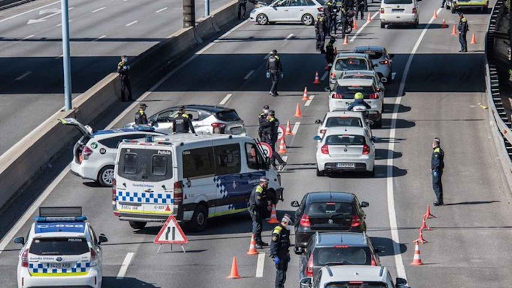 Control de vehículos en la salida de Barcelona, el 4 de abril / TWITTER GUARDIA URBANA