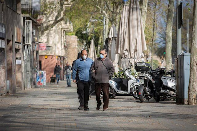 Dos hombres con mascarillas, en Barcelona / EUROPA PRESS