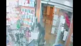 Imagen del violento robo en una farmacia de Sant Andreu / MOSSOS