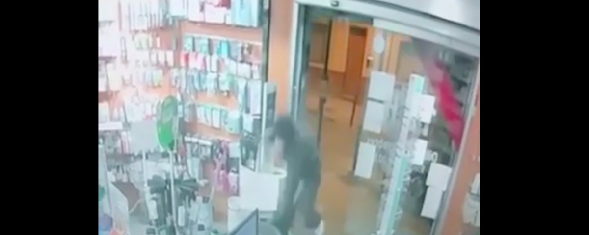 Imagen de archivo de un robo violento en una farmacia de Barcelona / MOSSOS