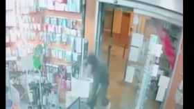 Imagen de archivo de un robo violento en una farmacia de Barcelona / MOSSOS
