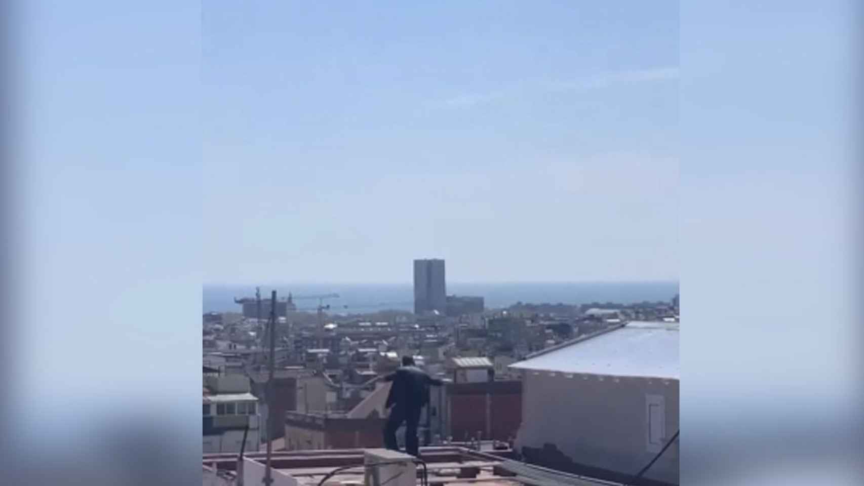 Un barcelonés bailando una canción en su tejado durante la cuarentena / BMAGAZINE