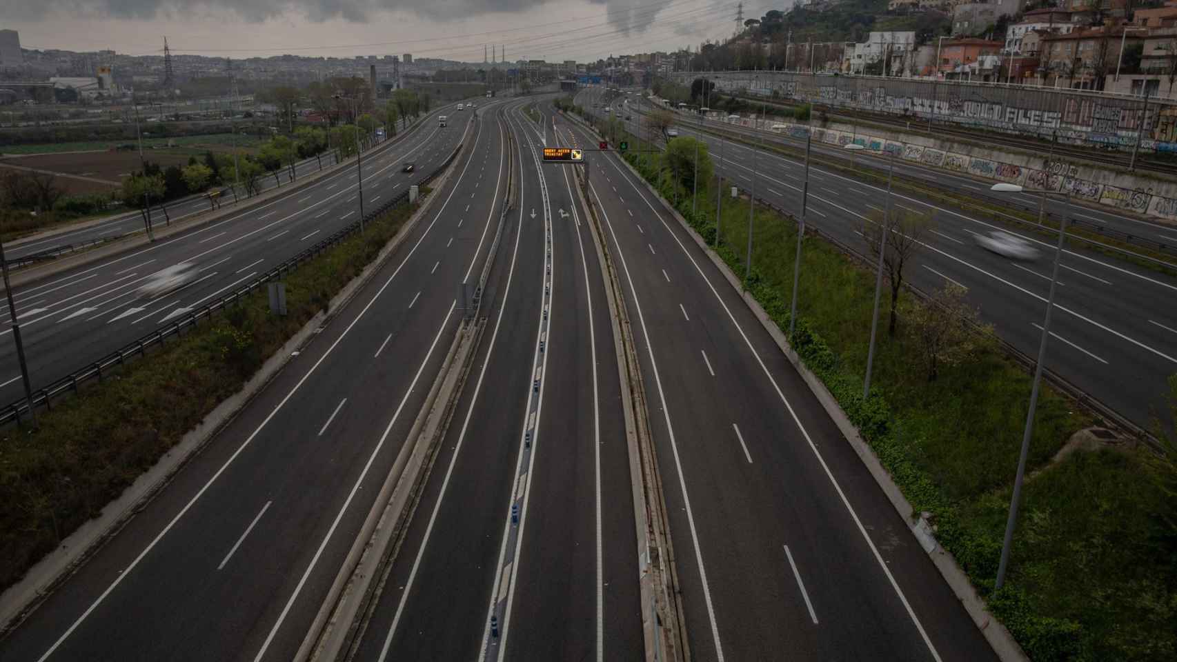 Carretera sin apenas tráfico en la entrada a Barcelona por la Autopista del Vallès / EP