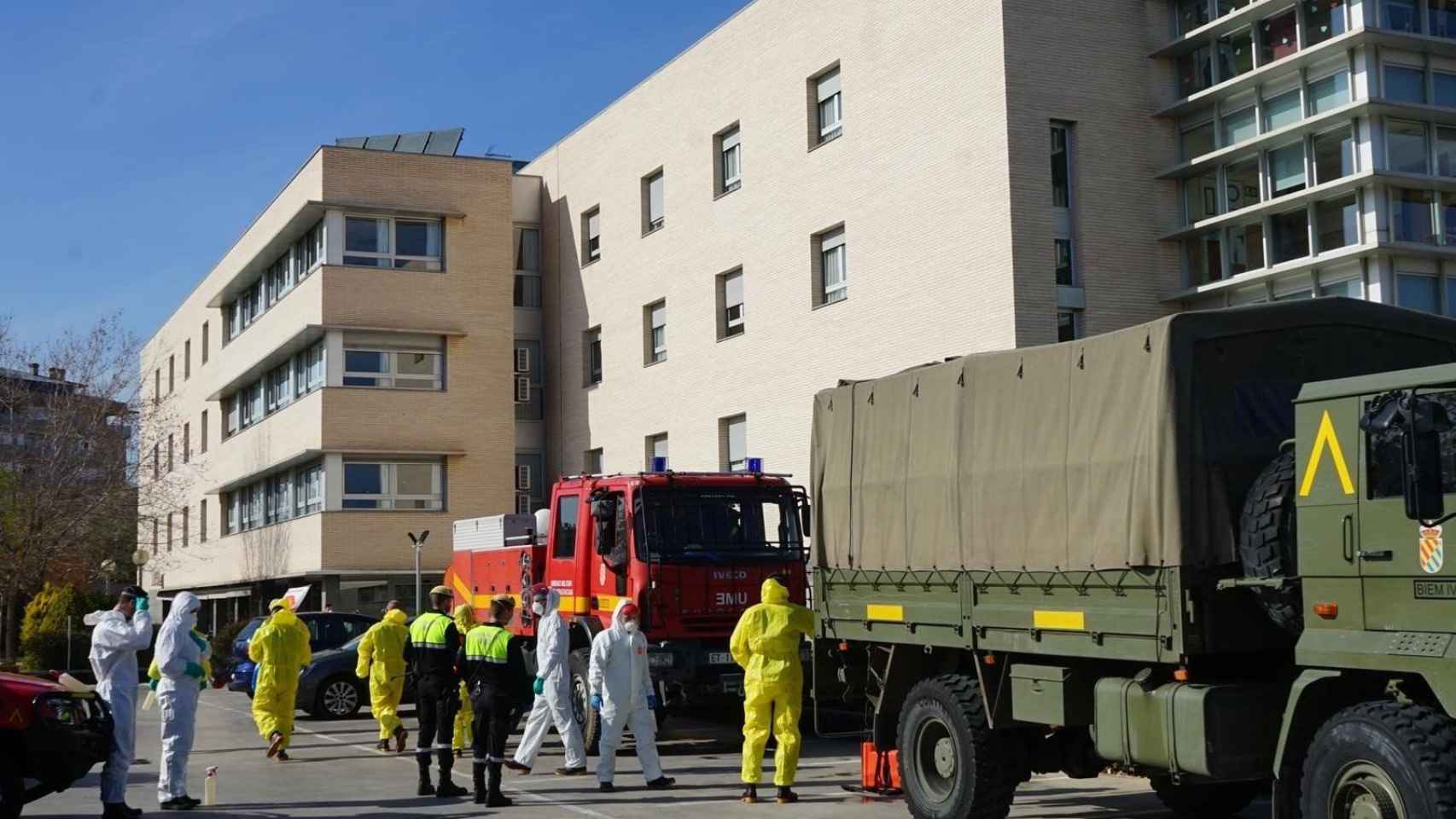 El Ejército llevando a cabo desinfecciones y limpiezas en una residencia de ancianos de Sant Joan Despí